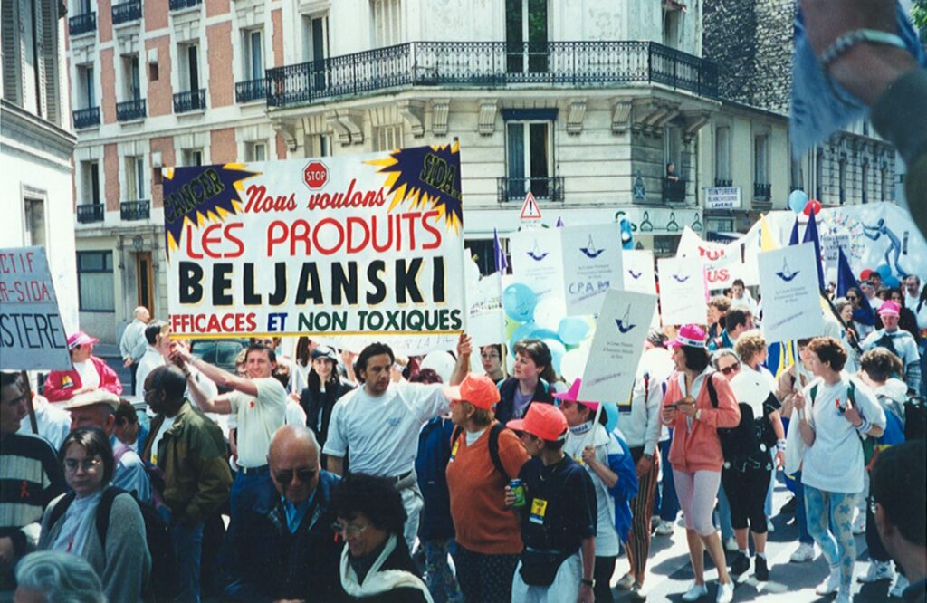 L’acharnement judiciaire se poursuit contre le chercheur et de nombreux patients rétablis, des médecins et autres soutiens descendent dans les rues afin de demander au Ministère de la Santé des essais cliniques avec les produits de Beljanski.